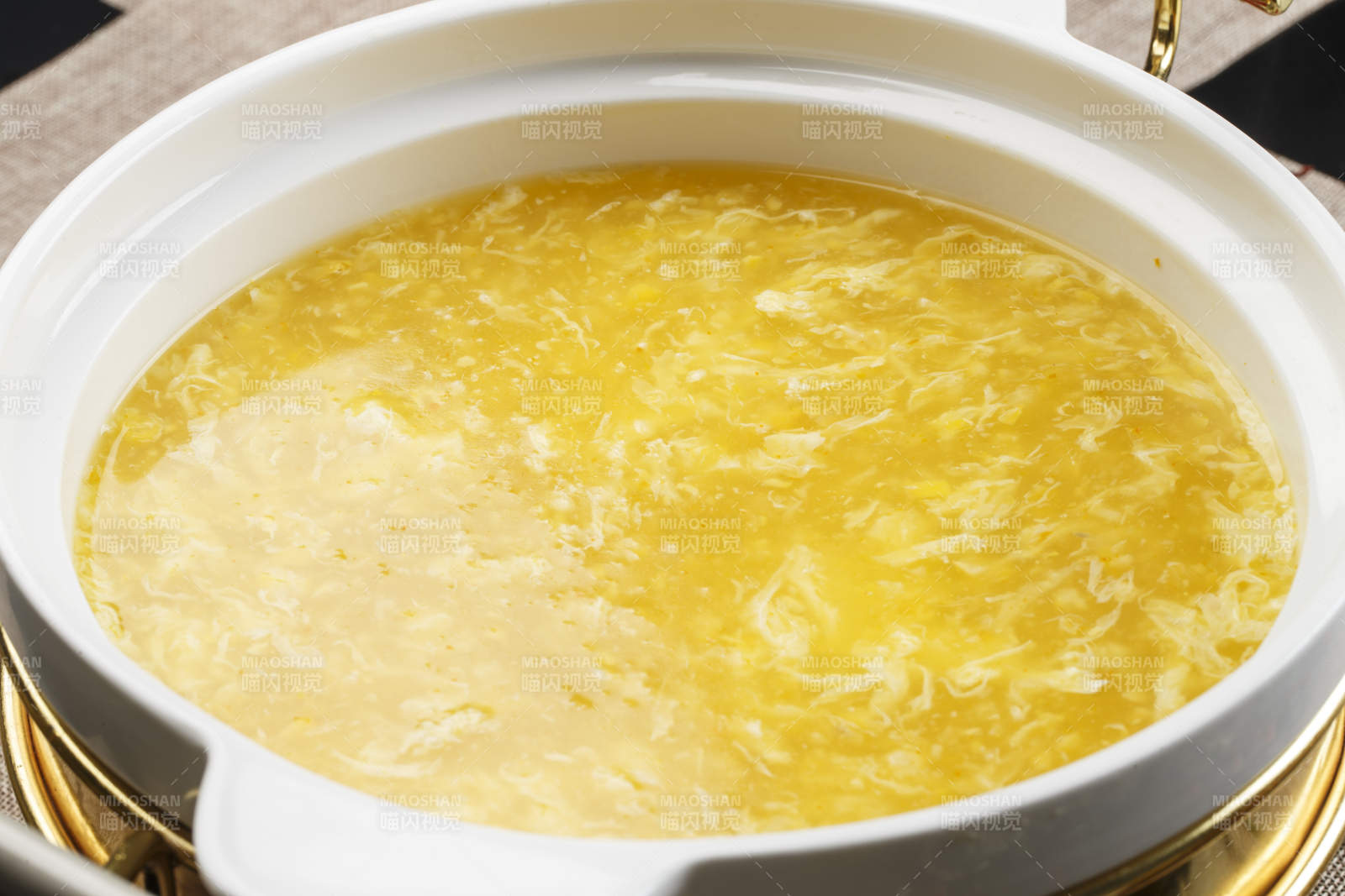 白色瓷盆装的黄金鸡蛋玉米羹图片