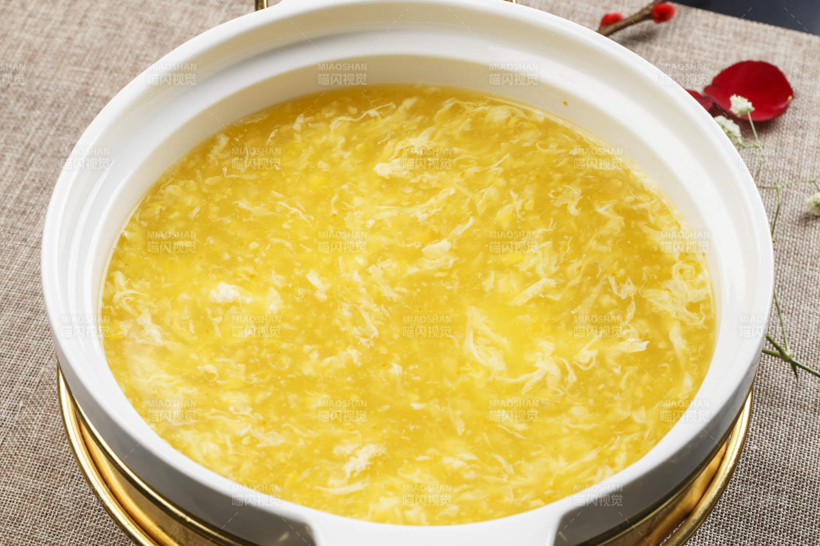 白色瓷盆装的黄金鸡蛋玉米羹图片