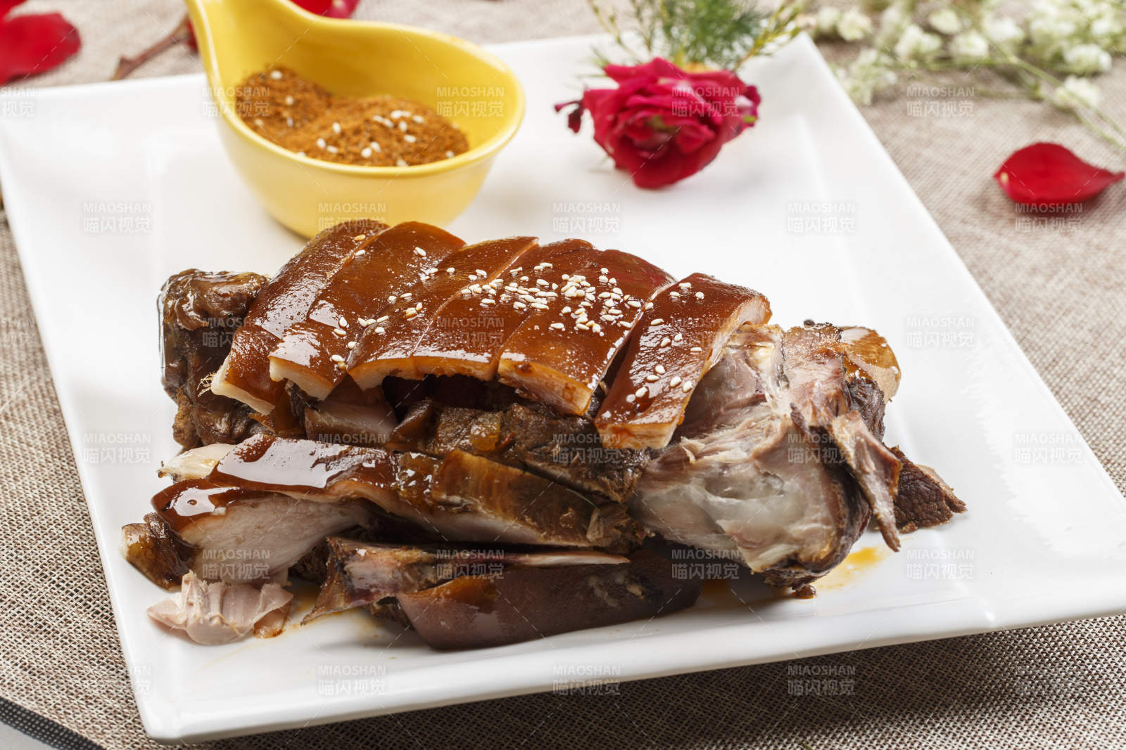 白色瓷盘装的脆皮烤猪肘图片