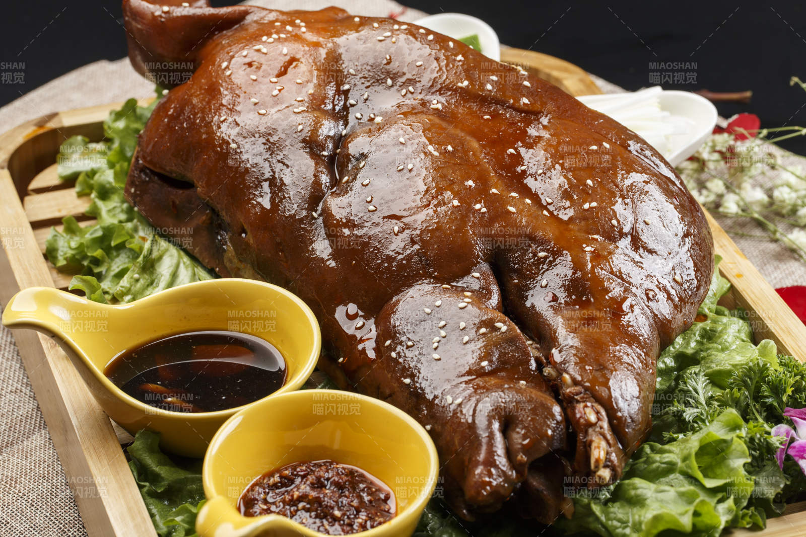 木质托盘装的卤味烤猪脸图片