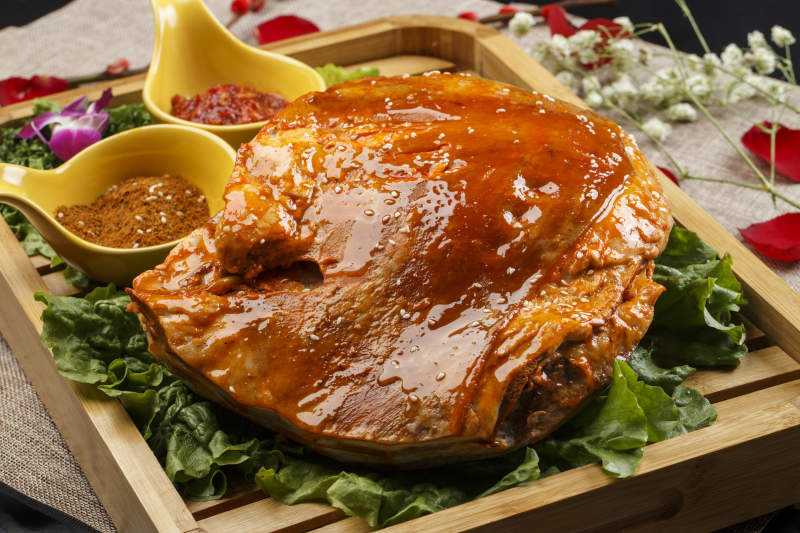 木质托盘装的酱香炭烤羊背图片