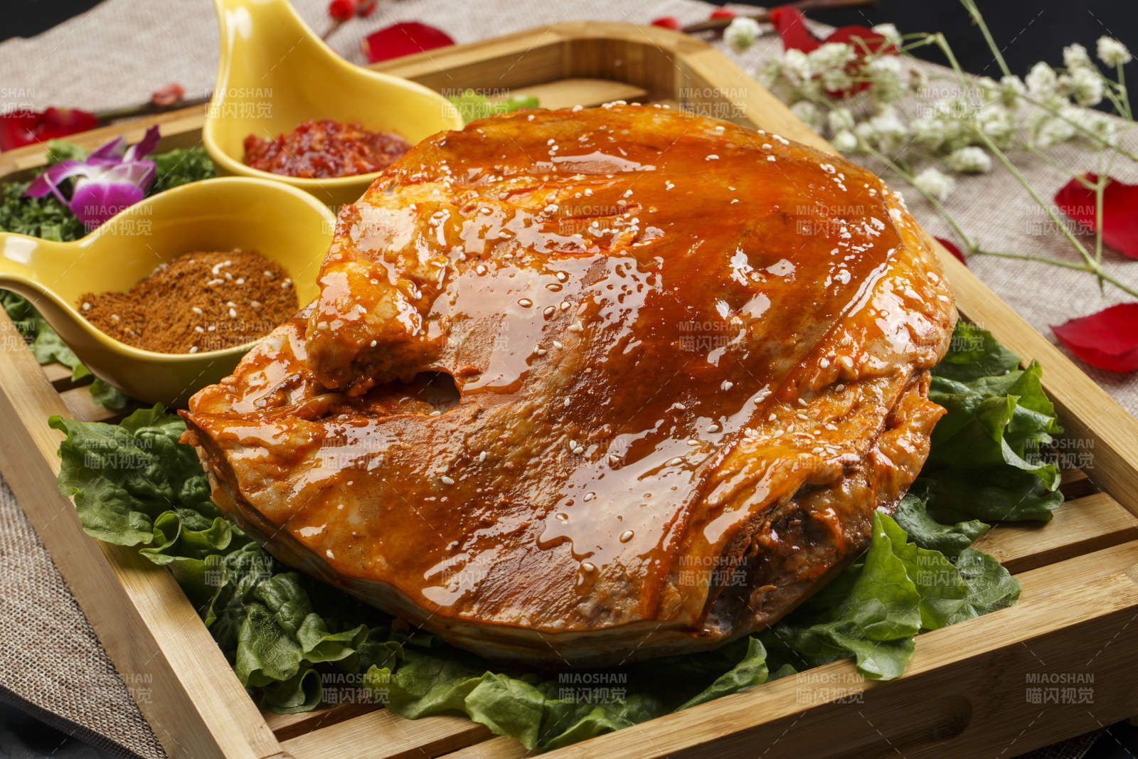 木质托盘装的酱香炭烤羊背图片