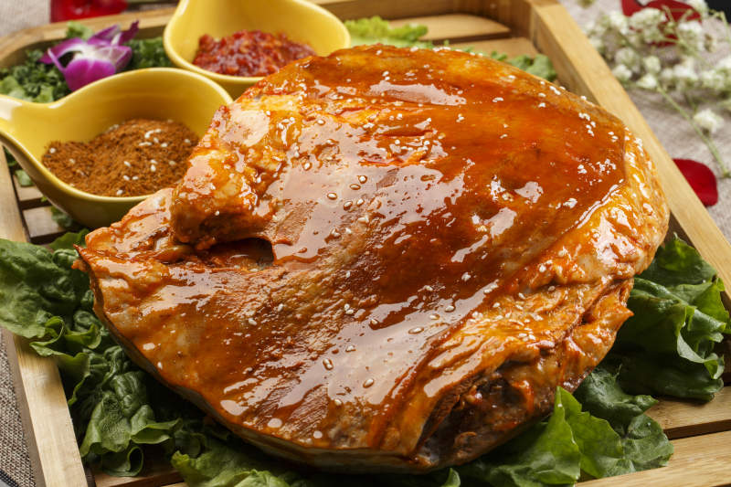 木质托盘装的酱香炭烤羊背图片