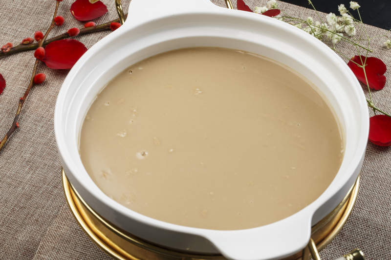 白色瓷盆装的豆面糊糊图片