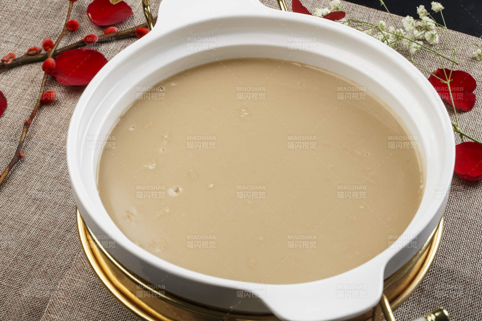 白色瓷盆装的豆面糊糊图片