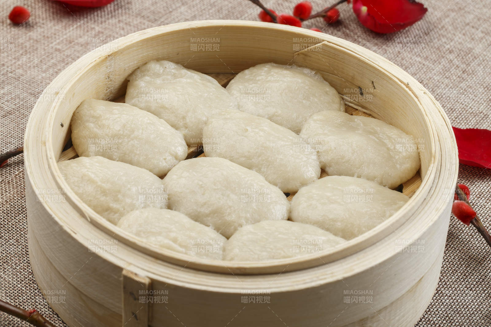 朱笼屉装的东北粘豆包图片