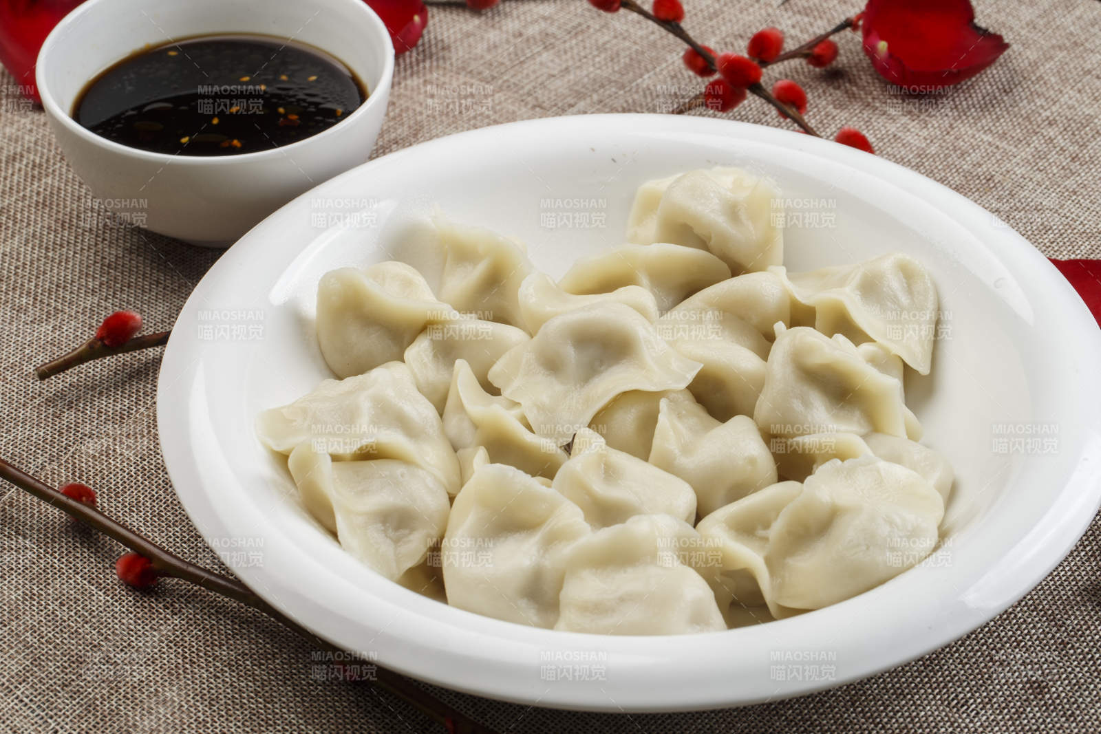 白色瓷盘装的手工猪肉水饺图片