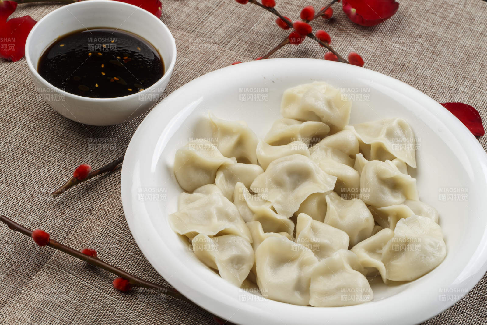 白色瓷盘装的手工猪肉水饺图片