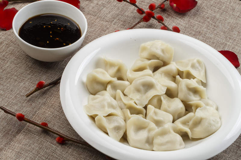 白色瓷盘装的手工猪肉水饺图片