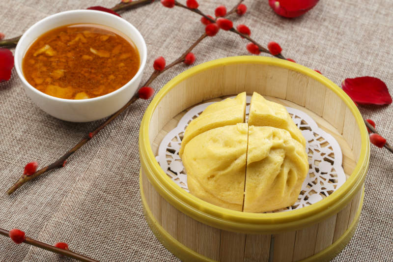 竹笼屉装的开花黄馍馍图片