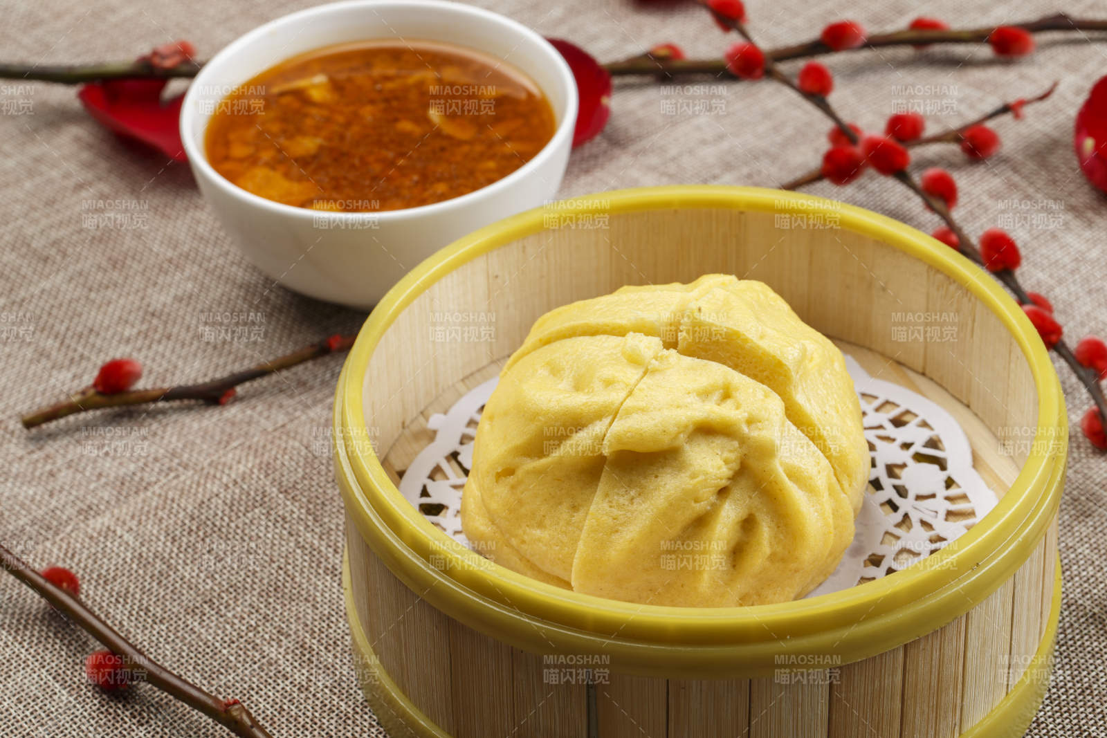 竹笼屉装的开花黄馍馍图片