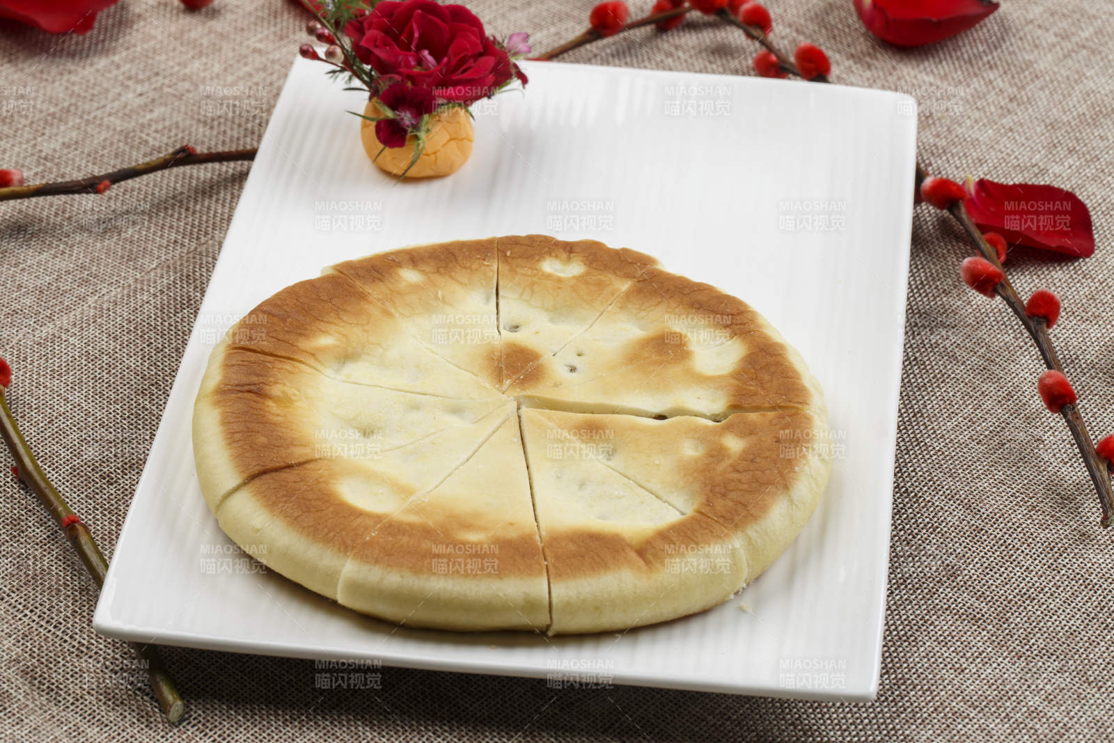 白色瓷盘装的发面果烤饼图片