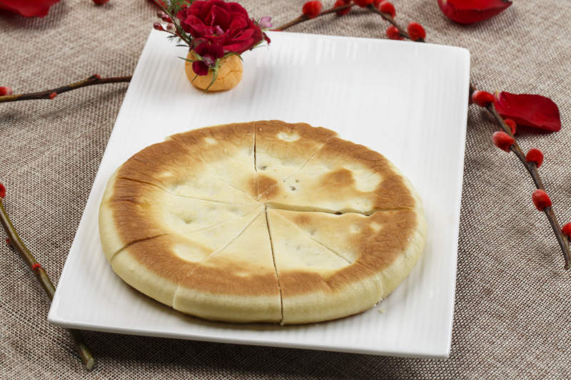 白色瓷盘装的发面果烤饼图片