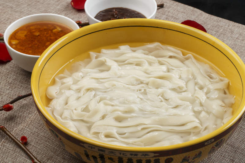 黄色瓷盆装的过水面条图片