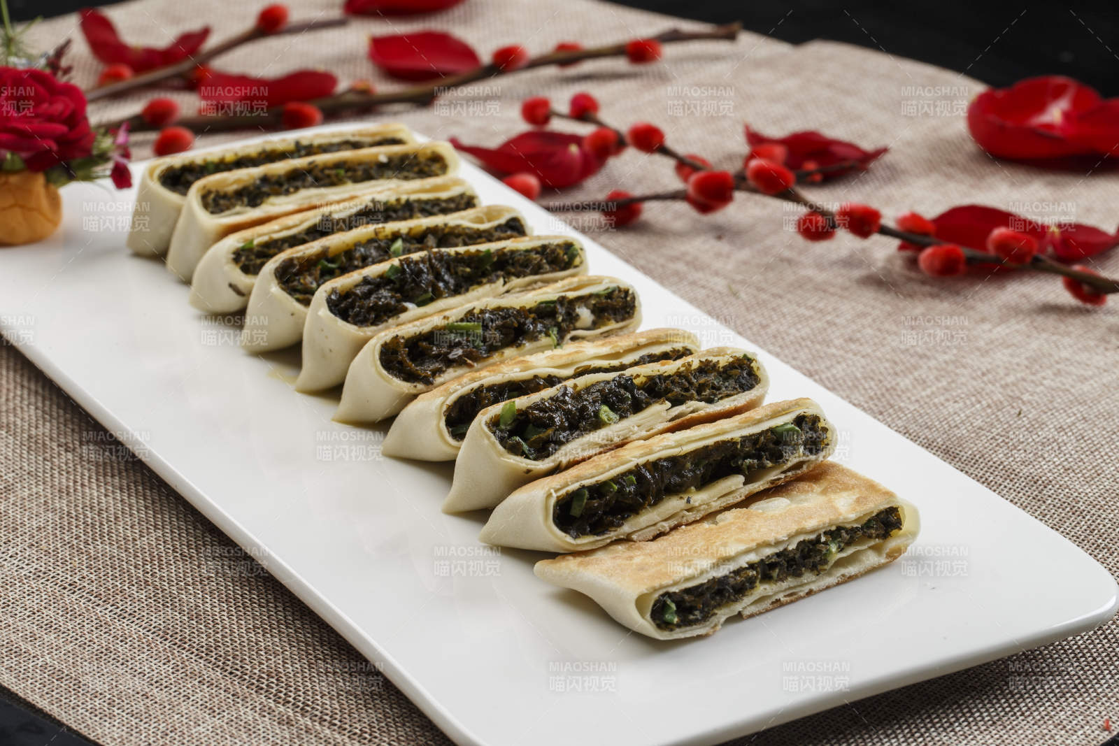 白色瓷盘装的鸡蛋野菜馅馅饼图片