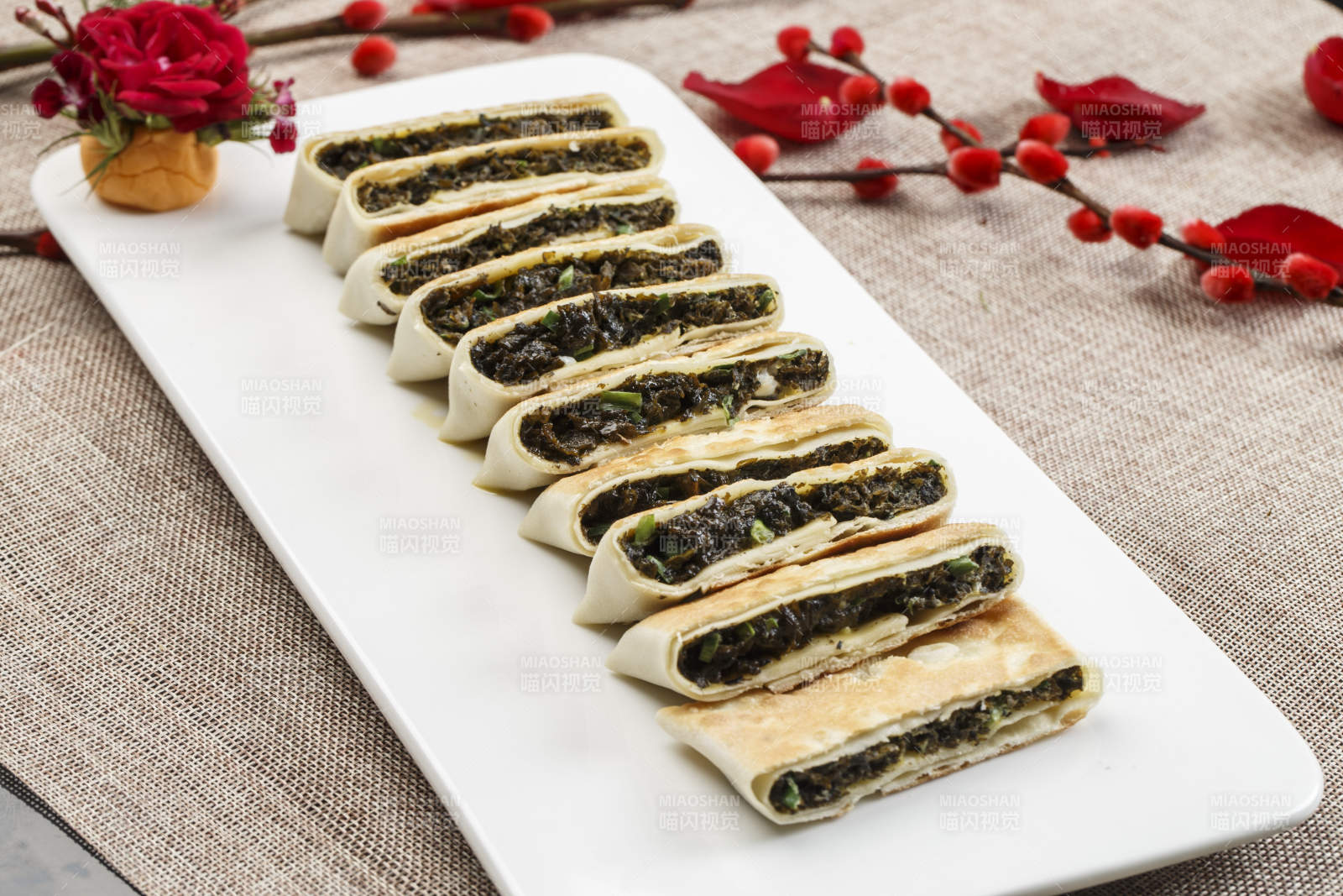 白色瓷盘装的鸡蛋野菜馅馅饼图片