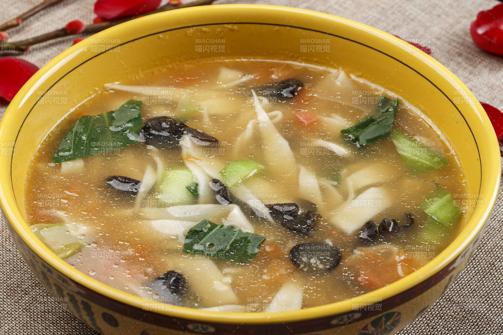 黄色瓷盆装的西红柿面片汤图片