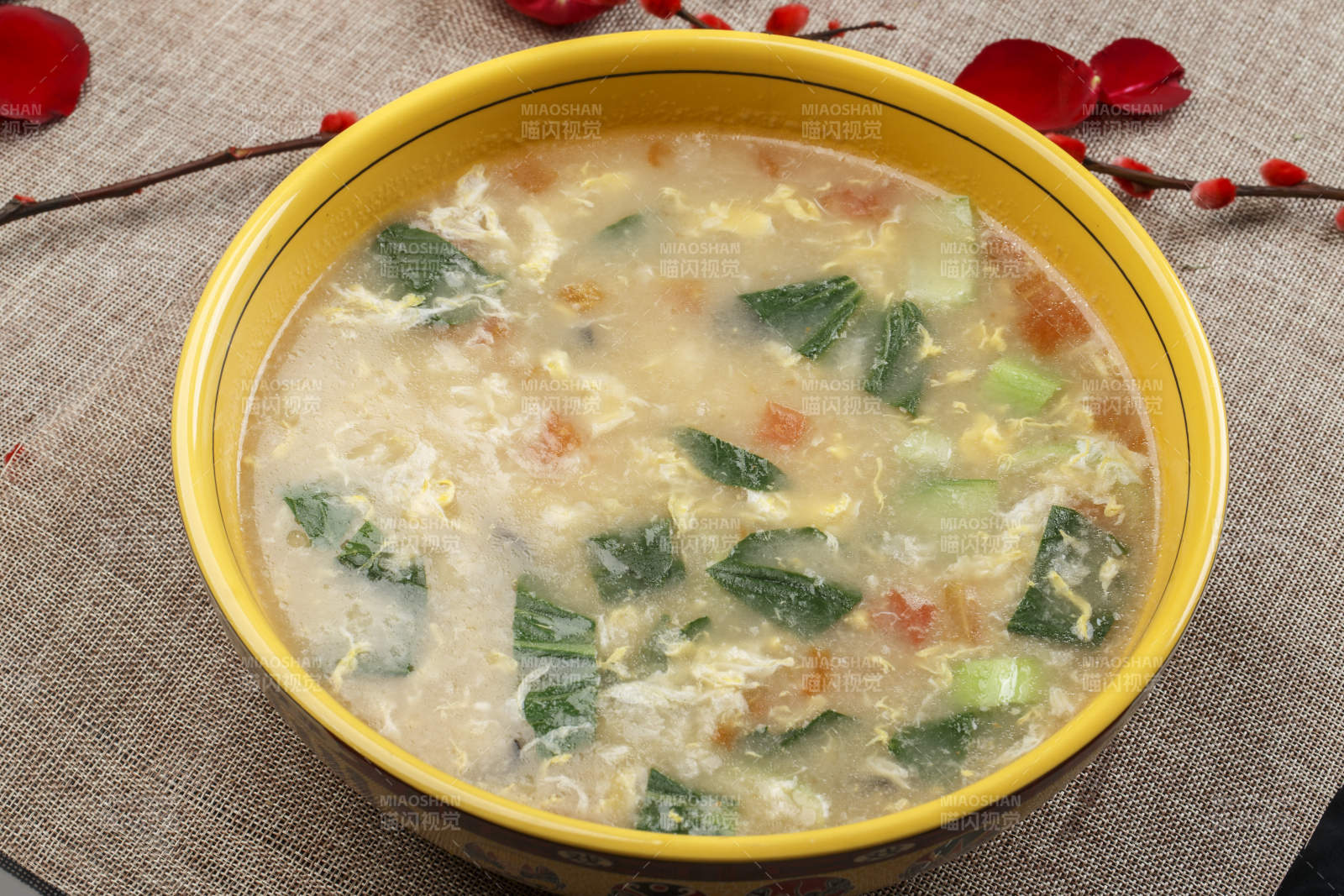 黄色瓷盆装的大众美食疙瘩汤图片