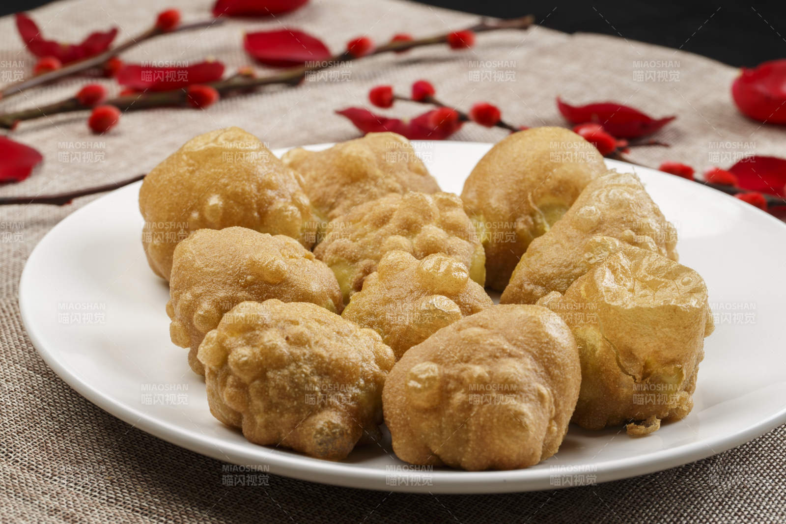 白色瓷盘装的油炸糕图片