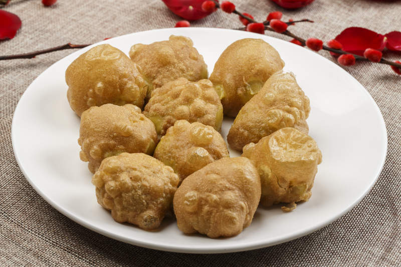 白色瓷盘装的油炸糕图片