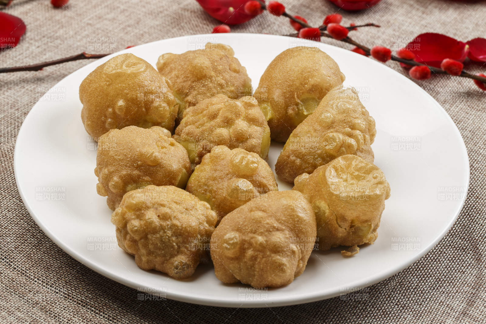 白色瓷盘装的油炸糕图片