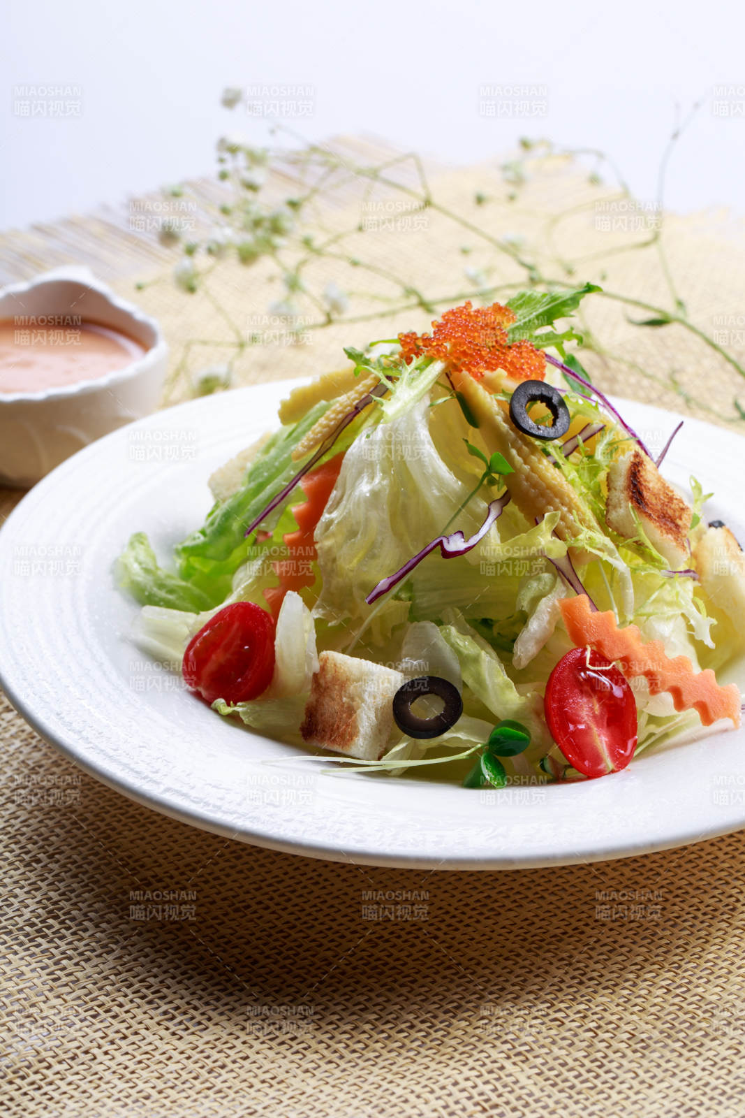 白色瓷盘装的田园时蔬拌菜沙拉图片