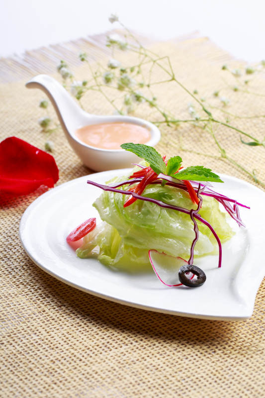 白色瓷盘装的田园时蔬拌菜沙拉图片