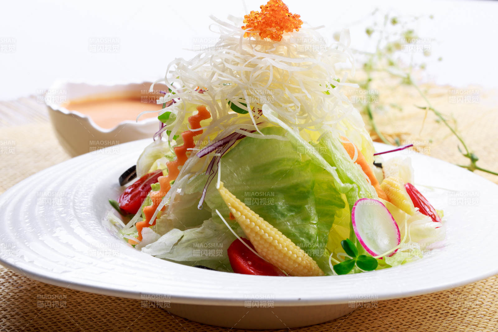 白色瓷盘装的田园时蔬拌菜沙拉图片