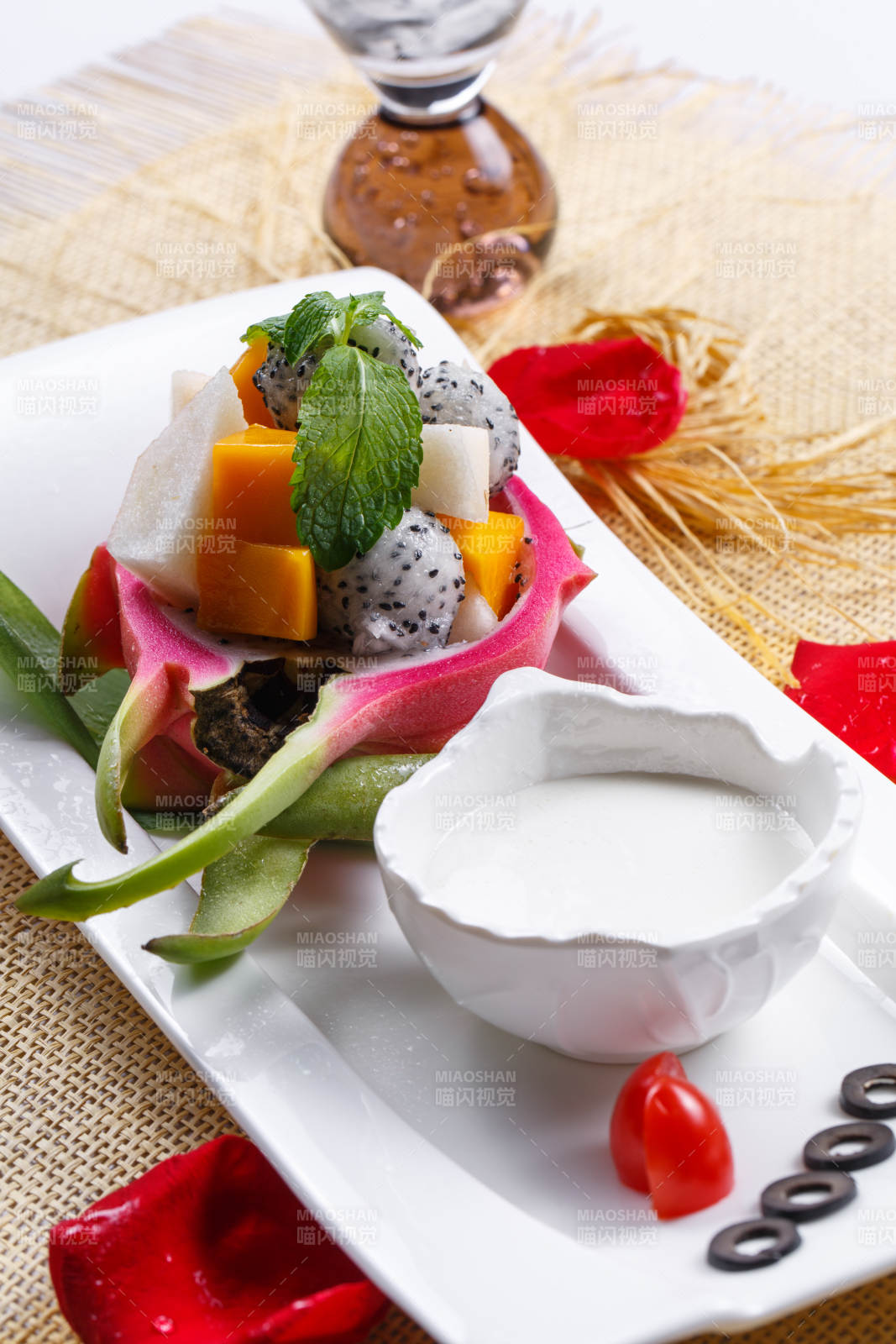 白色瓷盘装的酸奶水果捞图片