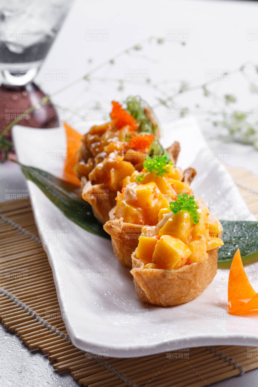 海贼王军舰寿司摆放在寿司帘上图片