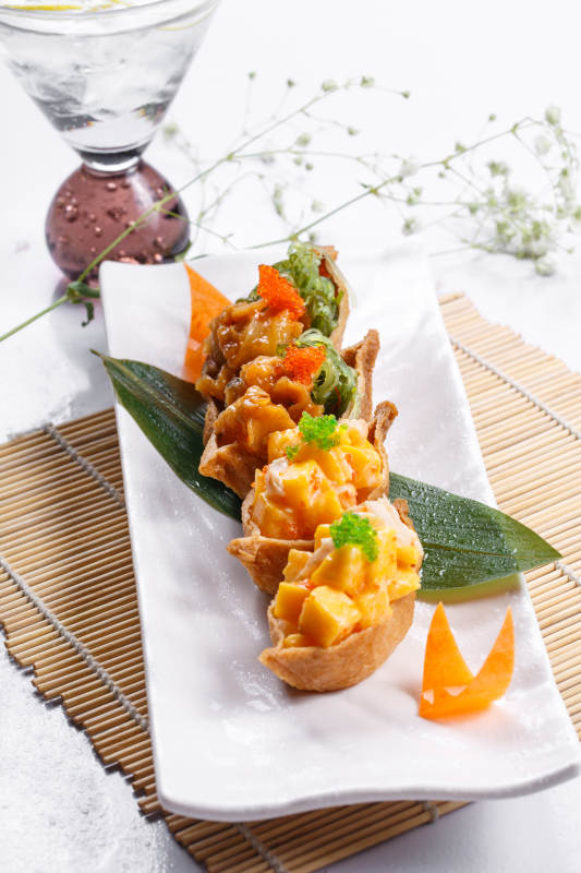 海贼王军舰寿司摆放在寿司帘上图片