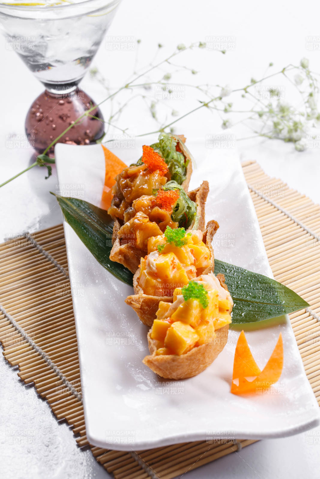 海贼王军舰寿司摆放在寿司帘上图片