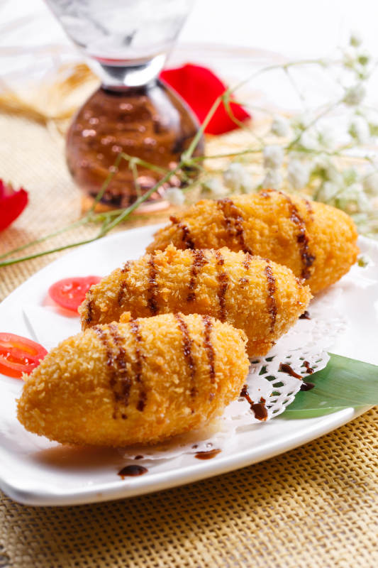 白色瓷盘装的的香炸黄金鸡肉球图片