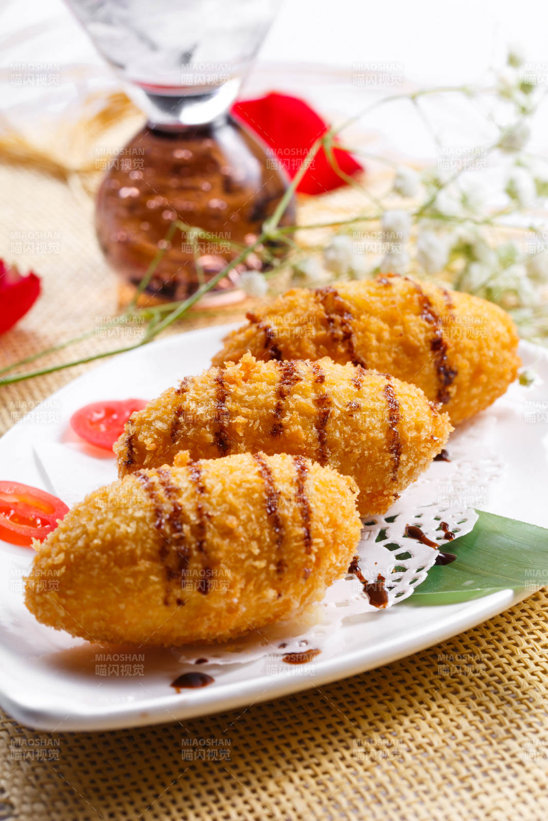 白色瓷盘装的的香炸黄金鸡肉球图片
