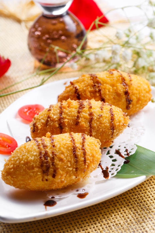 白色瓷盘装的的香炸黄金鸡肉球图片