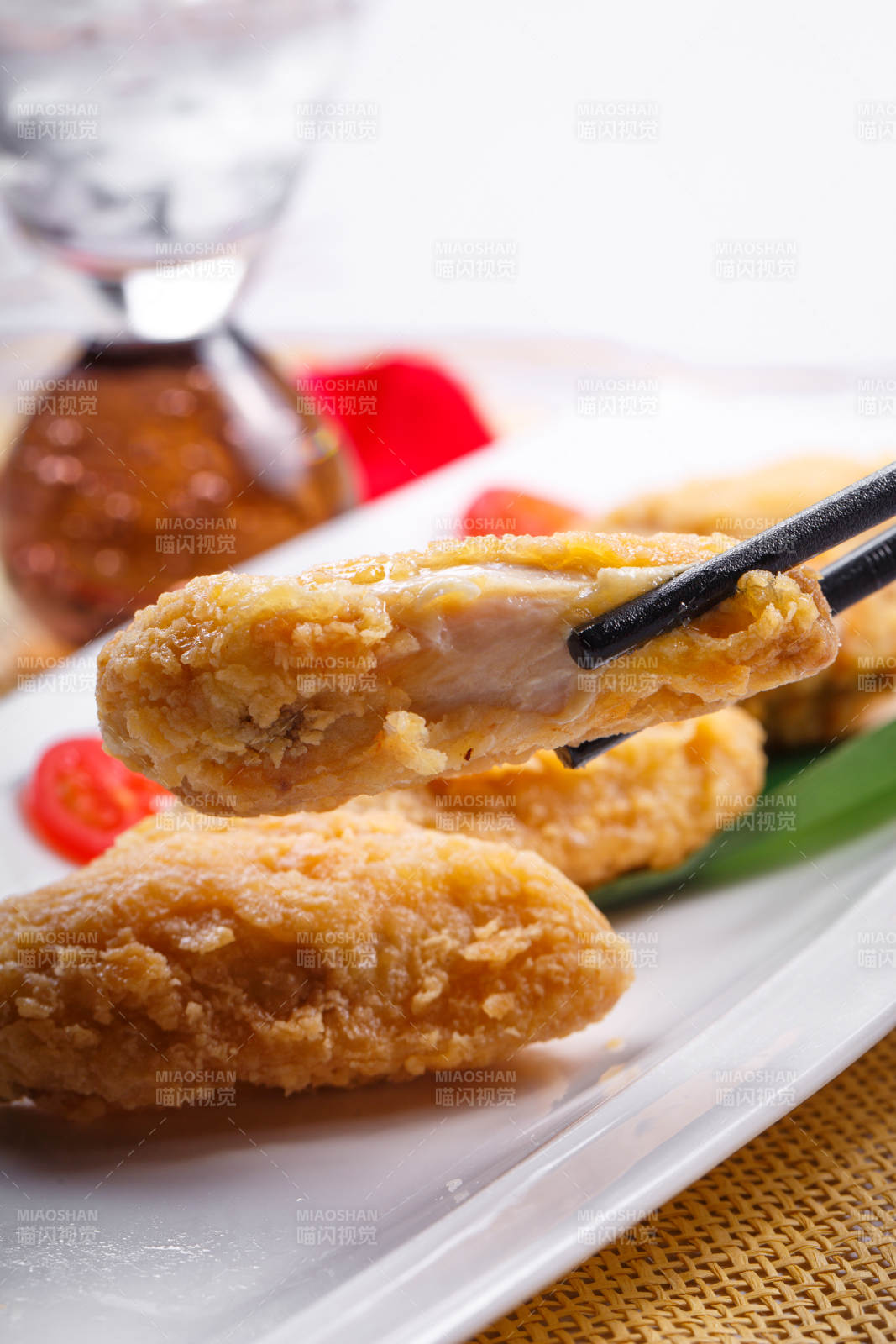 白色瓷盘装的香炸鸡翅中图片