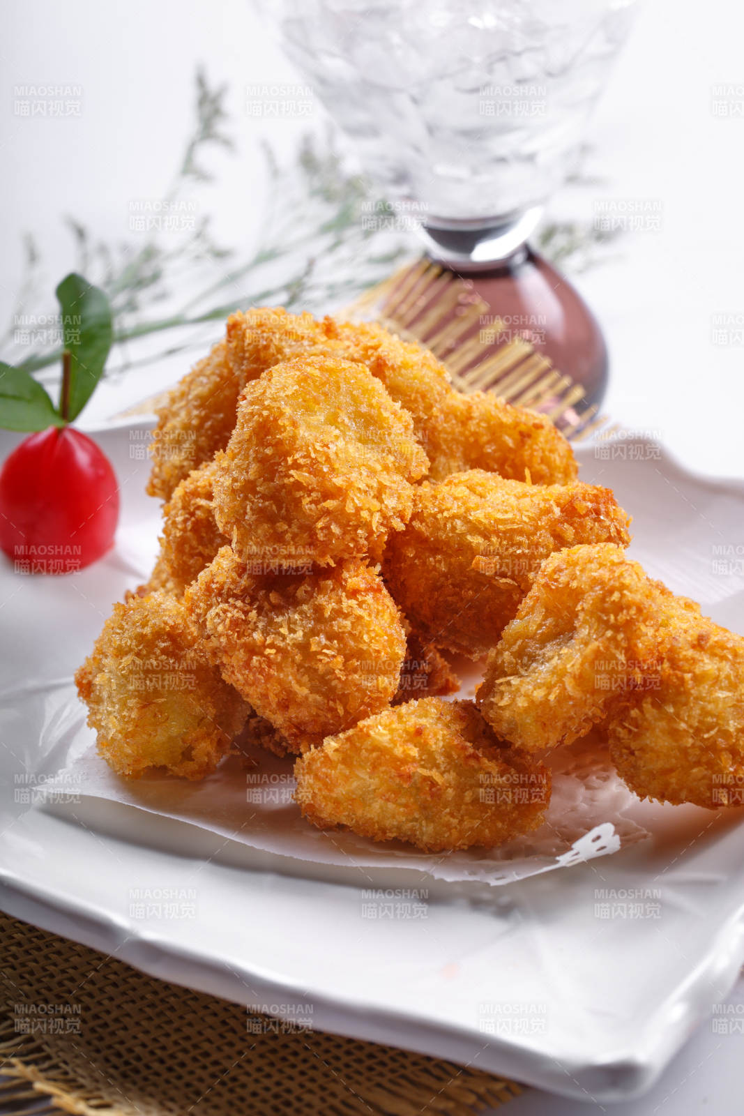 白色瓷盘装的香炸鸡块图片