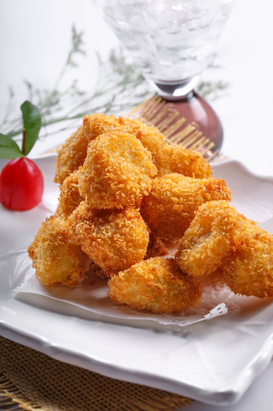 白色瓷盘装的香炸鸡块图片