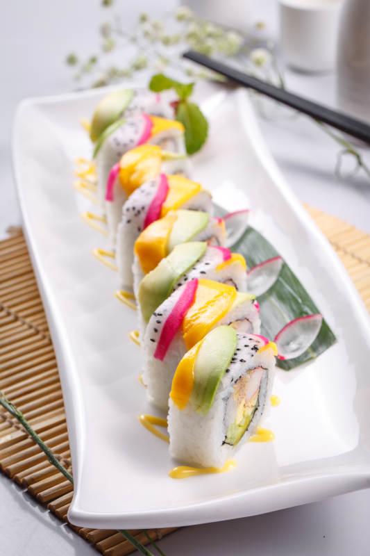 秋天童话手卷寿司摆放在寿司帘上图片