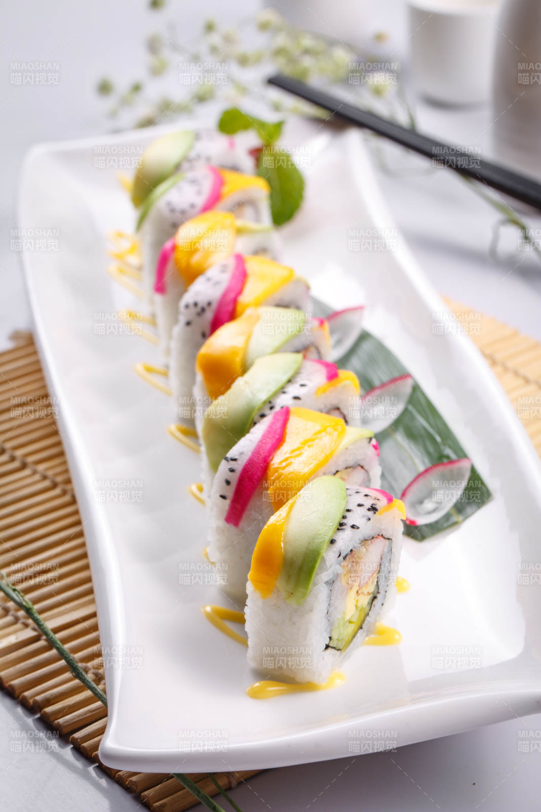 秋天童话手卷寿司摆放在寿司帘上图片