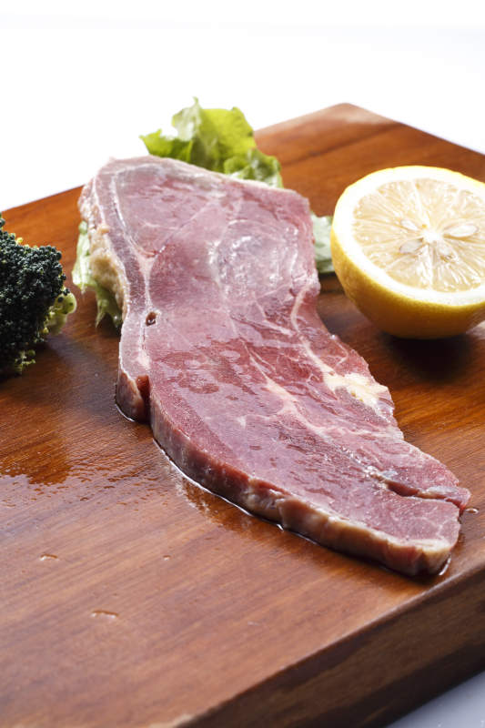 牛上脑肉摆放在木质砧板上图片