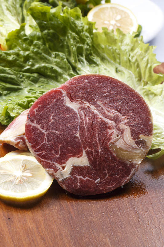 澳洲牛眼肉摆放在木质砧板上图片