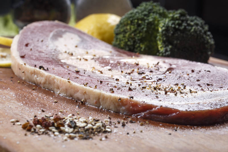 木质砧板上的安格斯牛前胸肉图片