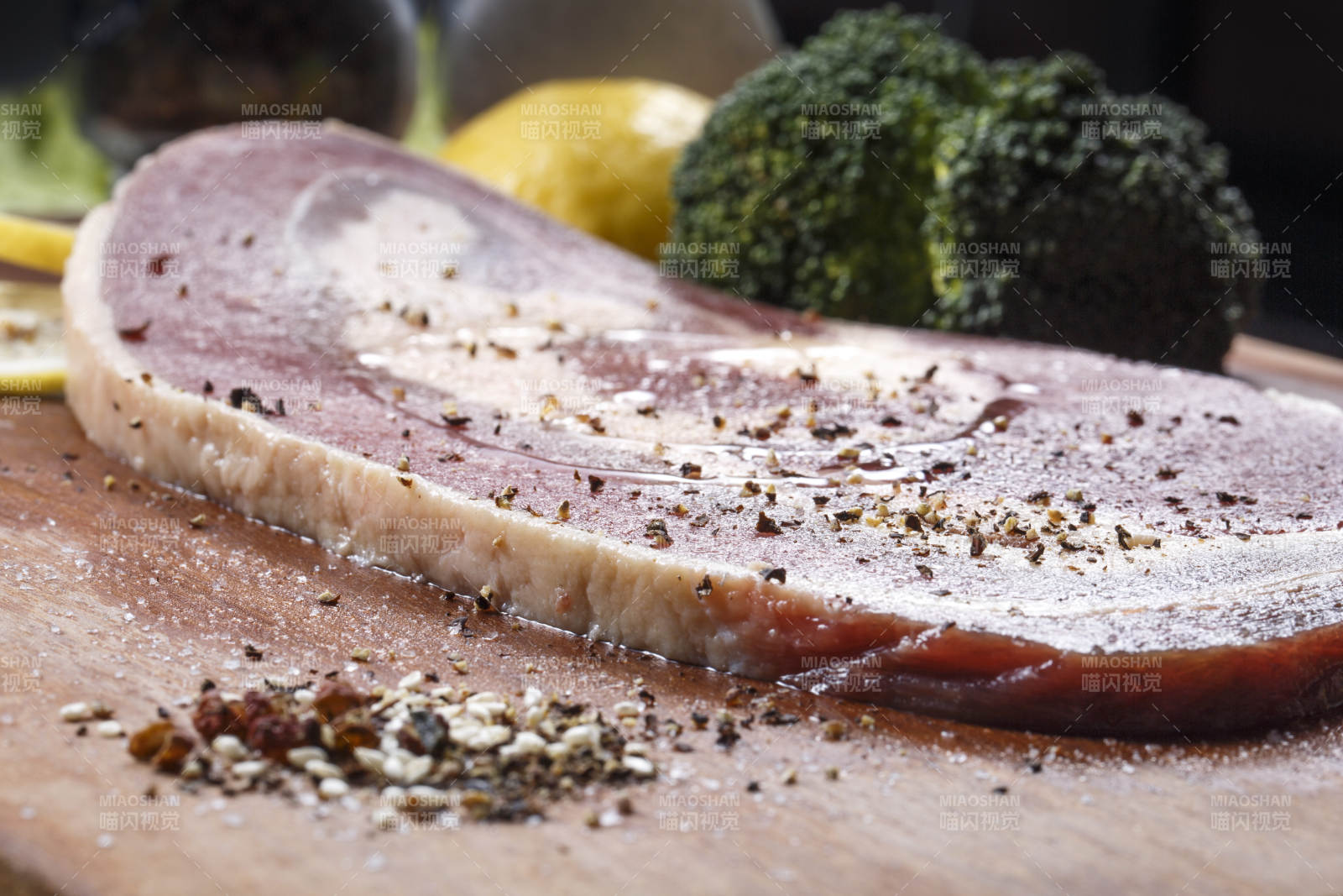 木质砧板上的安格斯牛前胸肉图片