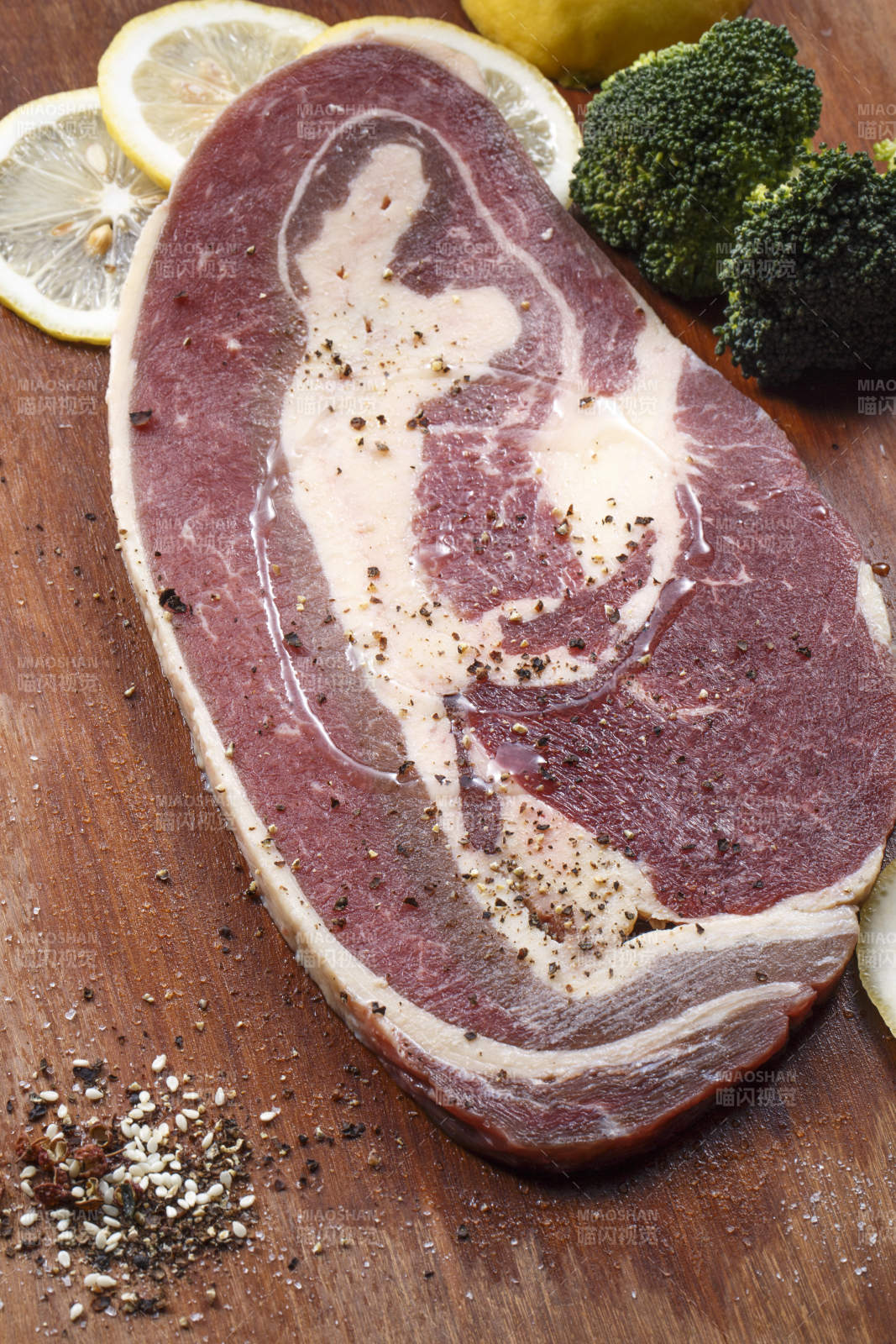 木质砧板上的安格斯牛前胸肉图片
