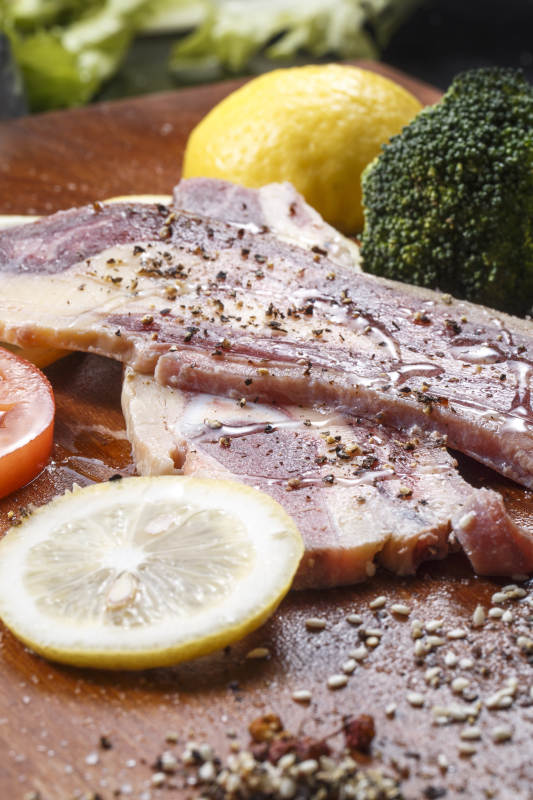 澳洲牛仔骨摆放在木砧板上图片