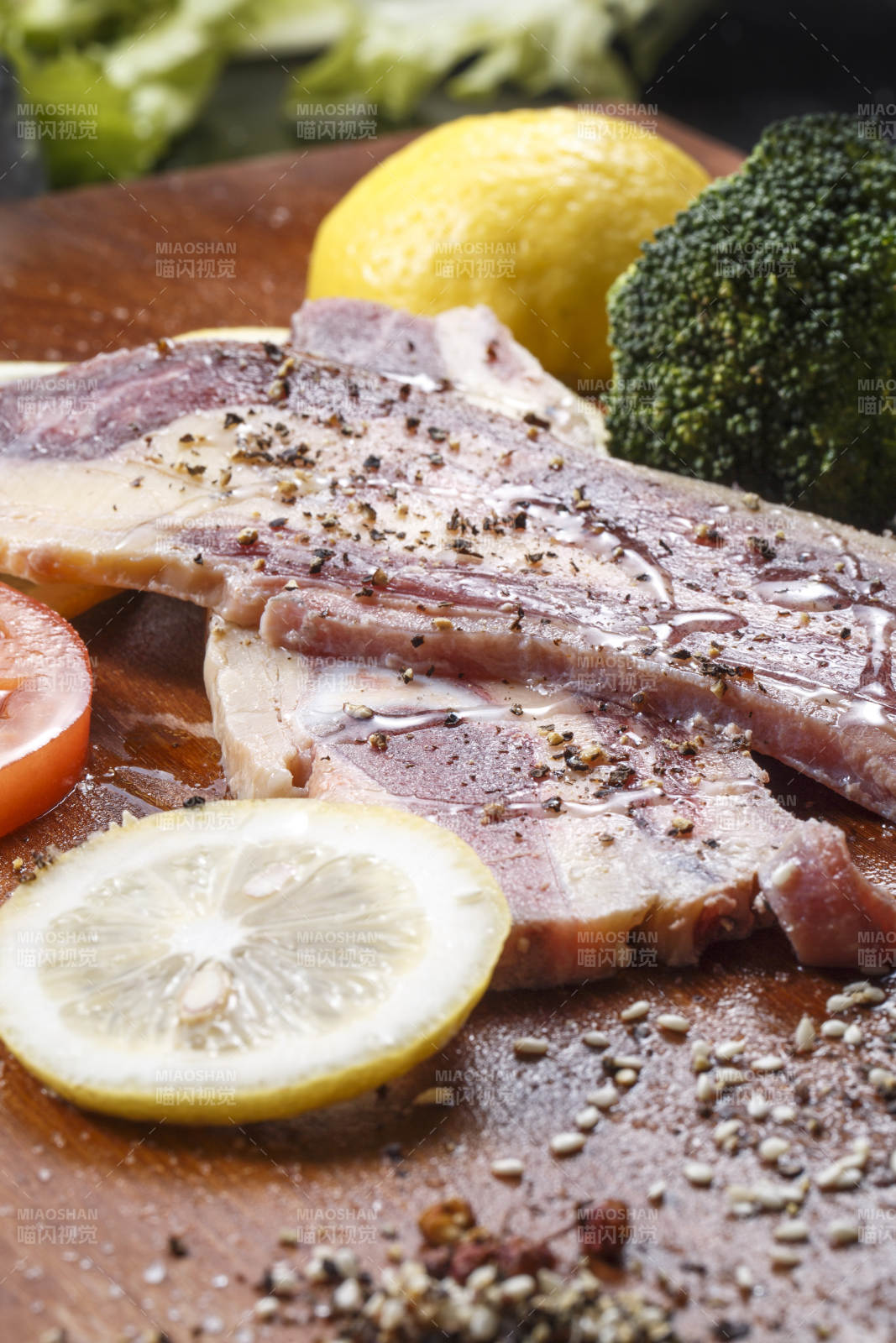 澳洲牛仔骨摆放在木砧板上图片