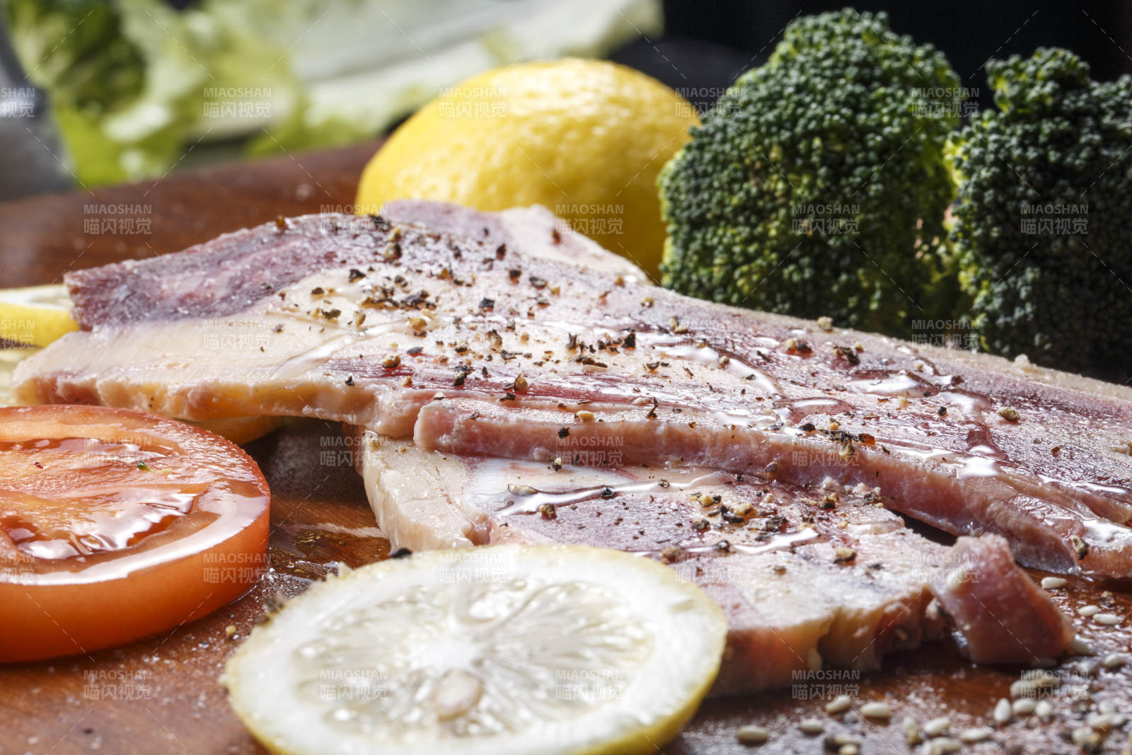 澳洲牛仔骨摆放在木砧板上图片