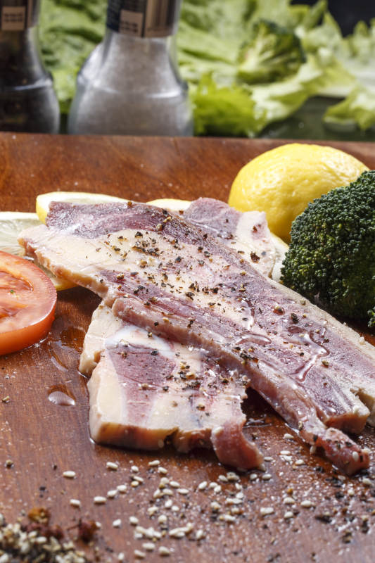 澳洲牛仔骨摆放在木砧板上图片