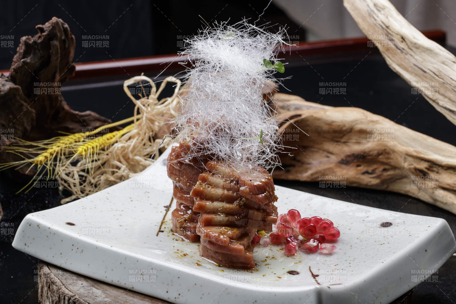 青瓷盘装的糖丝蜂蜜黄米藕摆放在樟木砧板上图片